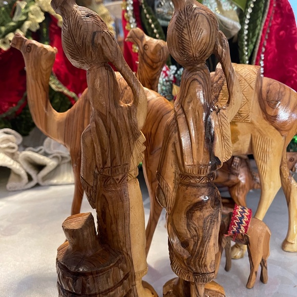 Bundle of hand craft olivewood camels, and ladies figure - Picture 6 of 6